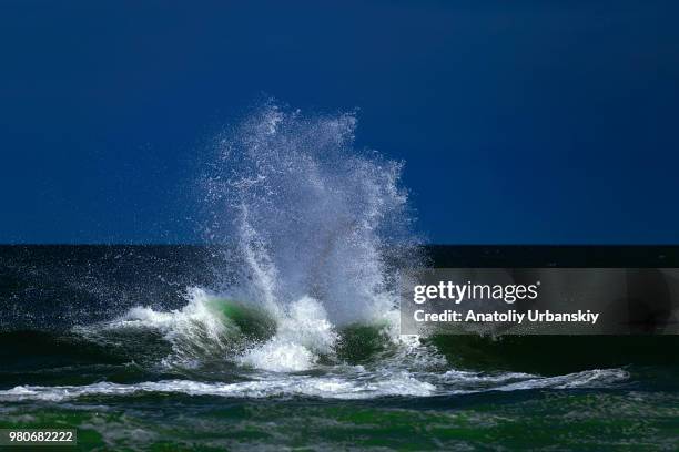 splashing waves, sandy hook, new jersey, usa - ニュージャージー州サンディフック ストックフォトと画像
