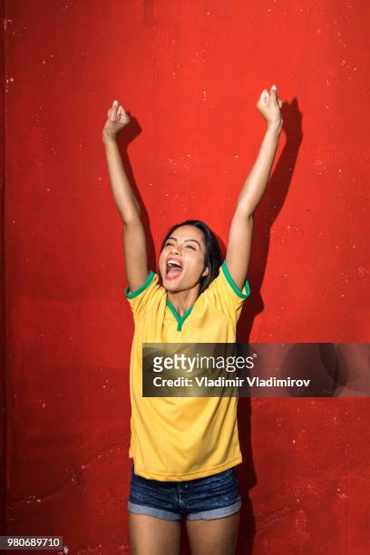 fröhliche fangirl schreien und feiern sieg - female fans brazil stock-fotos und bilder