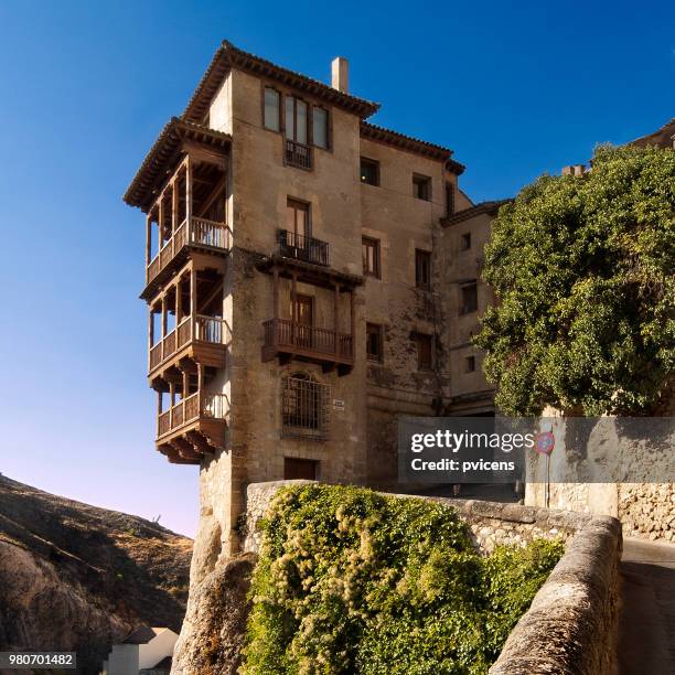 hanging houses - oorhanger stockfoto's en -beelden