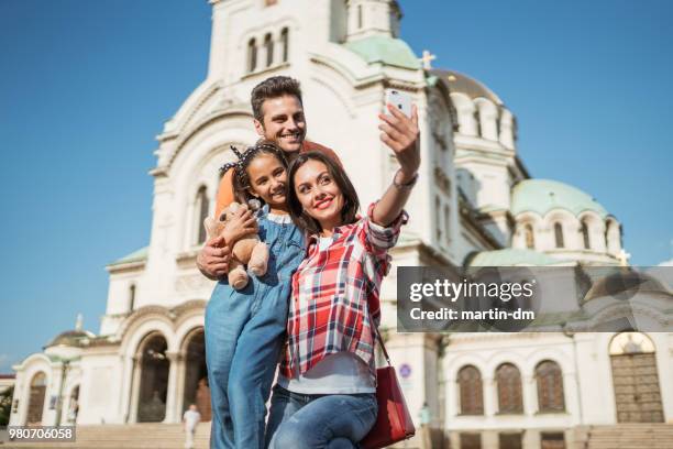 夏休みに若い家族撮影 selfie - ブルガリア ソフィア ストックフォトと画像