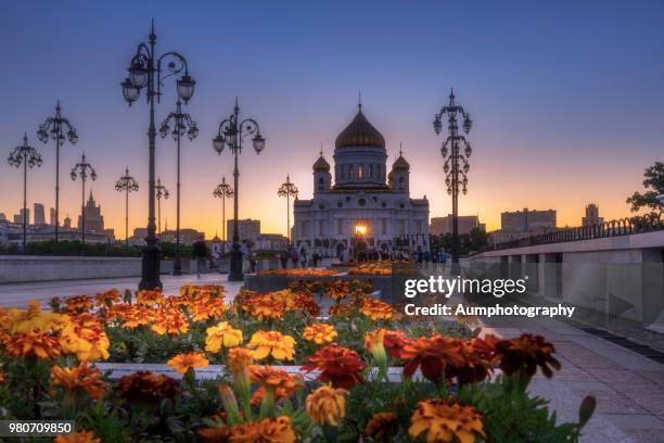 cathedral of christ the saviour in the sunset , moscow, russia - templo de cristo o salvador - fotografias e filmes do acervo