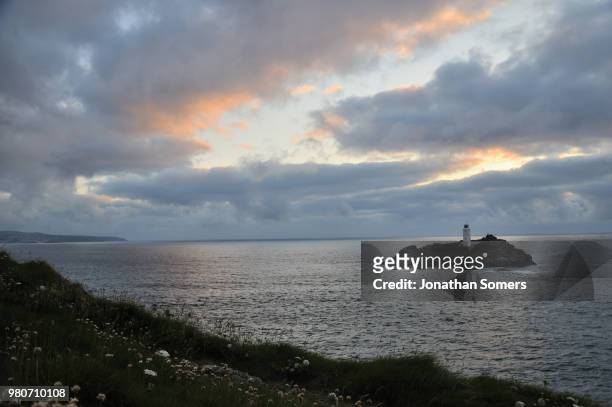 godrevy lighthouse on islet at evening, godrevy island, cornwall, england, uk - gwithian ストックフォトと画像