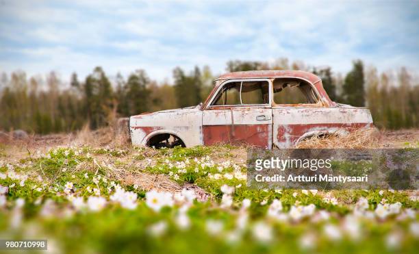 rest in peace, car - rusty car stock-fotos und bilder