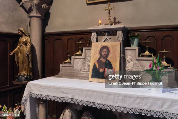 chapel of the blessed sacrament on an altar of a chapel of st. martin church, église saint martin, chagny, bourgogne, france - église stock pictures, royalty-free photos & images