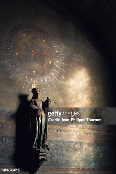 statue of saint barbara in st. martin church of chagny, sainte barbe de l'église saint martin, chagny, bourgogne, france - église stockfoto's en -beelden