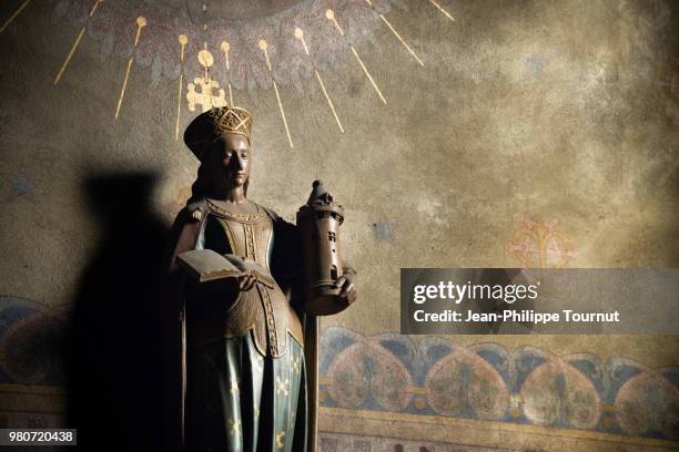 saint barbara holding a tower and a book in st. martin church of chagny, statue de sainte barbe, eglise saint-martin, chagny, bourgogne, france - barbe stock-fotos und bilder