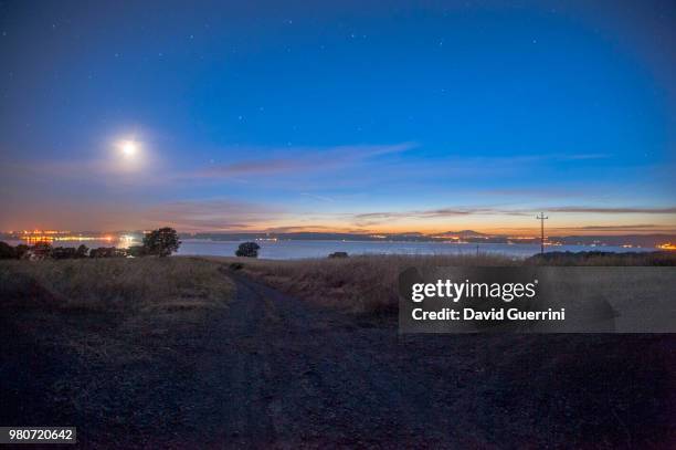 notte chiara sul lago - notte ストックフォトと画像