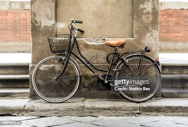 bicycle (favorite means of transportation in florence) - bes stock pictures, royalty-free photos & images