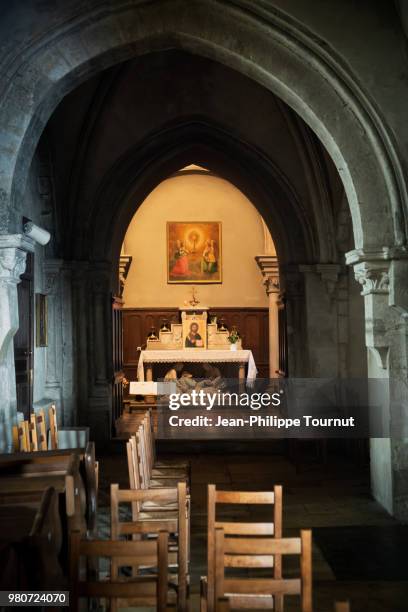 chapel of the blessed sacrament st. martin church, église saint martin, chagny, bourgogne, france - église stock pictures, royalty-free photos & images