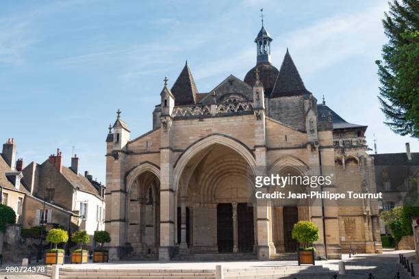 facade of the romanesque style notre-dame basilica of beaune, côte d'or, bourgogne, france - côte dor stock-fotos und bilder