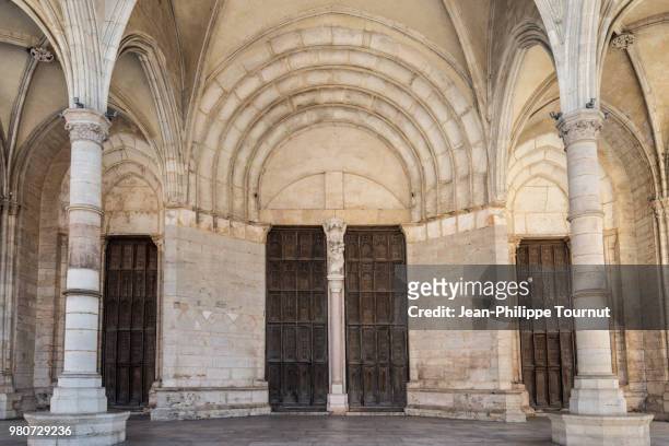vaulted entrance door of the notre-dame basilica of beaune, côte d'or, bourgogne, france - côte dor stock pictures, royalty-free photos & images