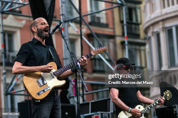 Josele Santiago and Manolo Benitez of "Los Enemigos" band performing in Callao Square during World Music Day.