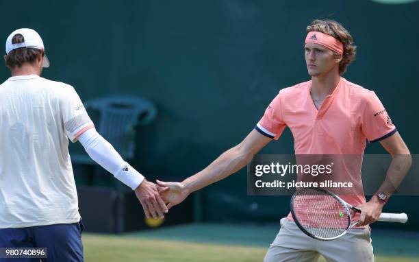 Nordrhein-Westfalen, Halle: Tennis, ATP-Tour, Doppel, Herren, Viertelfinale. Mischa Zverev and his brother Alexander Zverev from Germany are clapping...