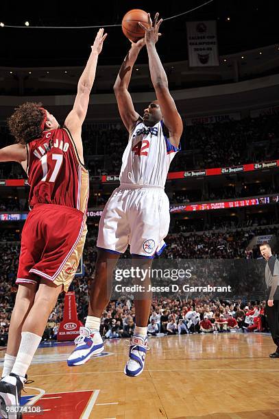 Elton Brand of the Philadelphia 76ers shoots a jump shot against Anderson Varejao of the Cleveland Cavaliers during the game at Wachovia Center on...