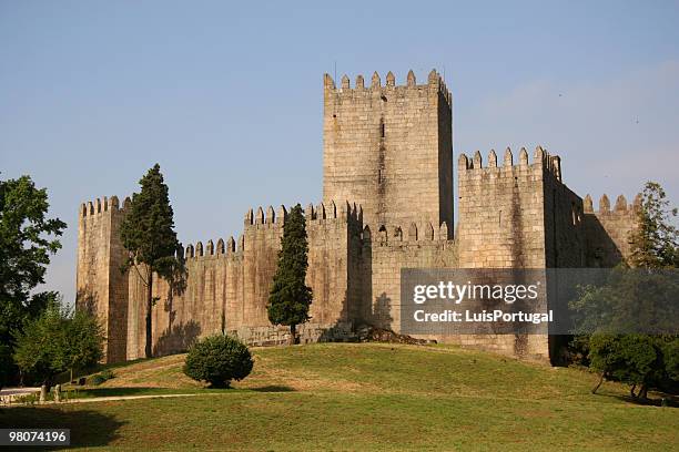 guimarães castle - braga city stockfoto's en -beelden