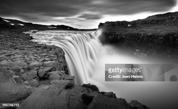 dettifoss waterfall in vatnajokull national park, iceland - catarata dettifoss fotografías e imágenes de stock