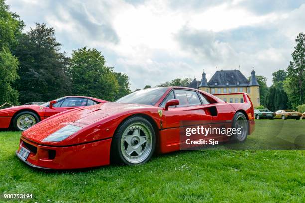 ferrari f40 supercar of the 1980s at a classic car show - 1980 2017 stock pictures, royalty-free photos & images