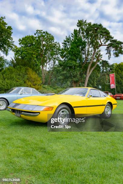 ferrari 365 gtb/4 daytona italian 1970s sports car in yellow - "sjoerd van der wal" or "sjo" stock pictures, royalty-free photos & images