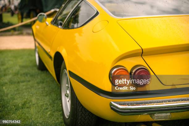 ferrari 365 gtb/4 daytona italiaanse jaren 1970 sportwagen in geel - sjoerd van der wal or sjo stockfoto's en -beelden
