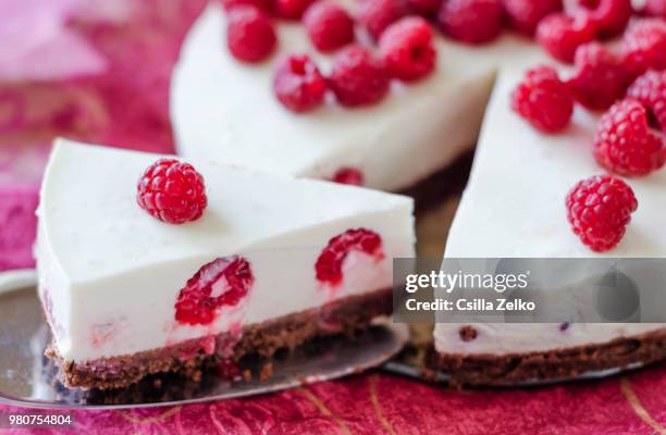 raspberry yogurt cake - cheesecake stock-fotos und bilder