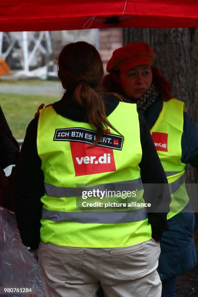 March 2018, Germany, Gera: Public service employees gather around an information stand of service sector union ver.di, during a warning strike...