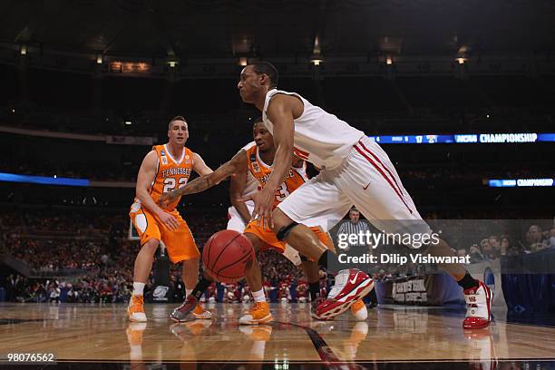 Evan Turner of the Ohio State Buckeyes drives to the basket against Bobby Maze of the Tennessee Volunteers during the midwest regional semifinal of...