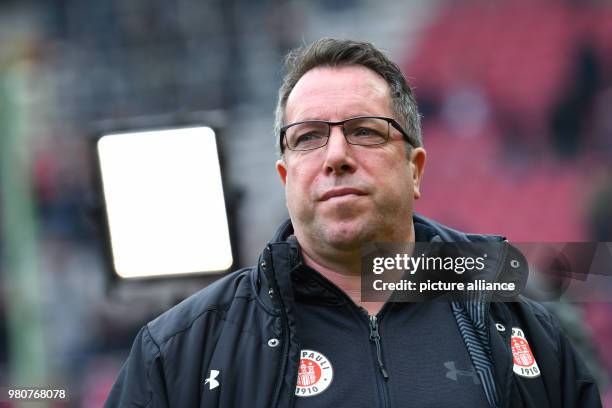 March 2018, Germany, Kaiserslautern, Football: 2nd Bundesliga, 1. FC Kaiserslautern vs FC St. Pauli at the Fritz-Walter-Stadion: St. Pauli coach...