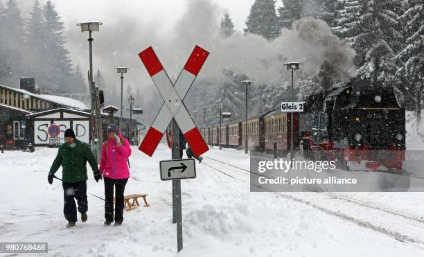 Dpatop - 17 March 2018, Germany, Schierke: A train of the Harzer Schmalspurbahn narrow gauge railway in the snow at Schierke station. The HSB...