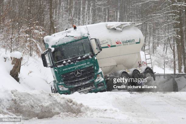 March 2018, Germany, Elbingerode: Traffic rolls slowly through the snowy village. A truck blocks the road between the B244 and Heimburg. Photo:...