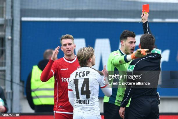 March 2018, Germany, Kaiserslautern, Football: 2nd Bundesliga, 1. FC Kaiserslautern vs FC St. Pauli at the Fritz-Walter-Stadion: Referee Frank...