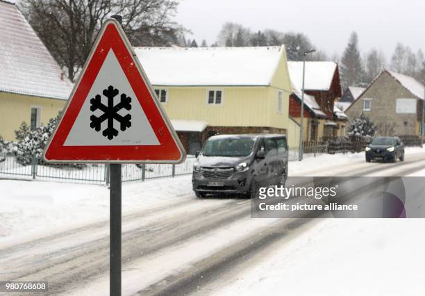 March 2018, Germany, Elbingerode: Traffic rolls slowly through the snowy village. Photo: Matthias Bein/dpa-Zentralbild/dpa