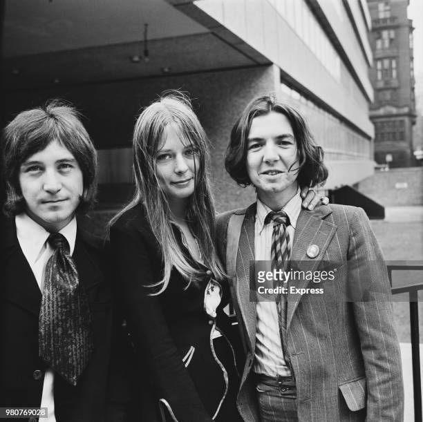 English musician and drummer Kenney Jones and English musician, songwriter, and producer Ronnie Lane with his wife Sue, outside court, London, UK,...