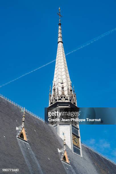 typical roof of the former almshouse of beaune, hospices de beaune, burgundy, bourgogne, france - spire hospital stock pictures, royalty-free photos & images