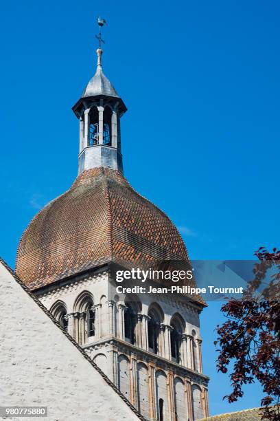 facade of the romanesque style notre-dame basilica of beaune, côte d'or, bourgogne, france - côte dor stock-fotos und bilder