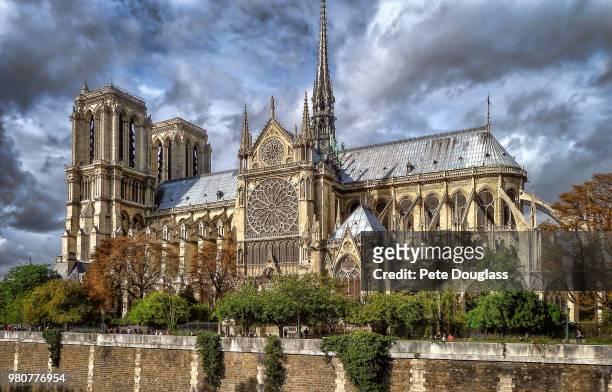 overcast sky over cathedral, notre dame cathedral, paris, france - kathedrale von notre dame stock-fotos und bilder