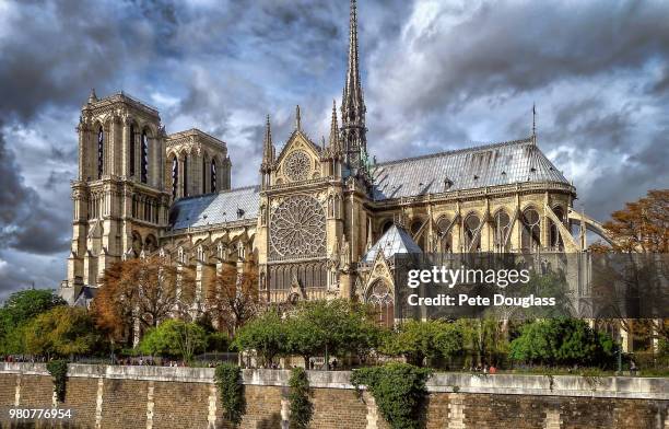 overcast sky over cathedral, notre dame cathedral, paris, france - cattedrale di notre dame parigi foto e immagini stock