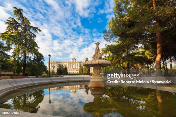 fountain at jardines de sabatini and royal palace of madrid (palacio real de madrid), spain - jardines stock-fotos und bilder