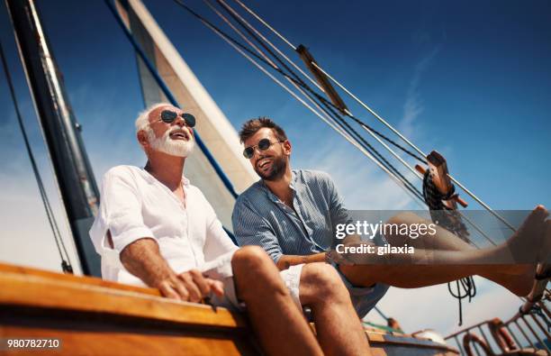 père et fils voile. - richesse photos et images de collection