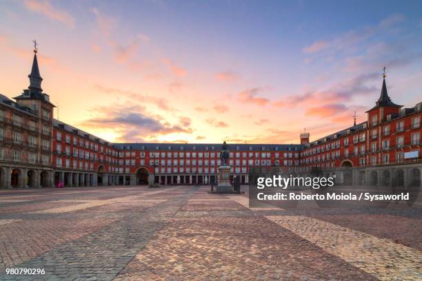 plaza mayor at sunrise, madrid, spain - palace fotografías e imágenes de stock