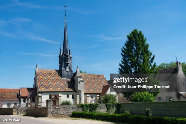 typical church of bourgogne region in a charming french village, église saint-léger, ruffey-lès-beaune, burgundy, bourgogne, france - église stockfoto's en -beelden