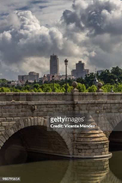 view of madrid and the bridge of segovia - vicente méndez fotografías e imágenes de stock