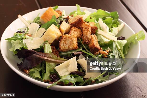 salad with croutons and parmesan cheese - croûton photos et images de collection