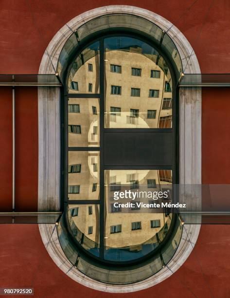 escher windows reflection - vicente méndez fotografías e imágenes de stock