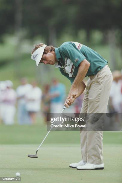 Paul Azinger of the United States makes a putt during the 70th PGA Championship golf tournament on 14 August 1988 at the Oak Tree Golf Club in...