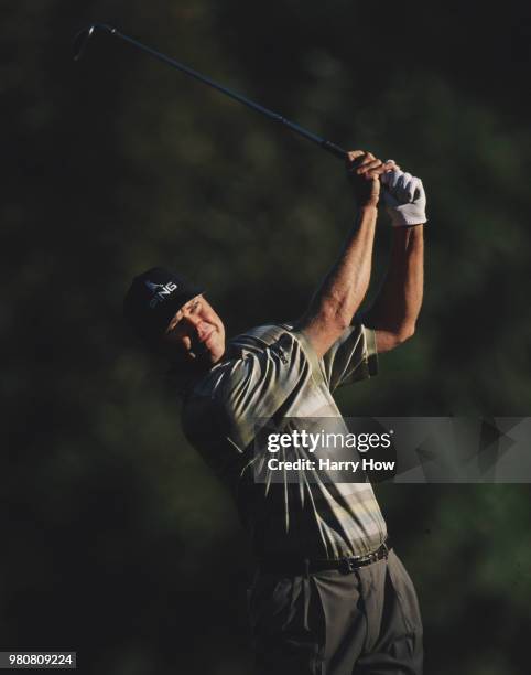 Bob Tway of the United States makes a putt during the 81st PGA Championship golf tournament on 15 August 1999 at the Medinah Country Club in Medinah,...