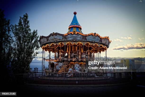 round and round... - carousel horses stock-fotos und bilder