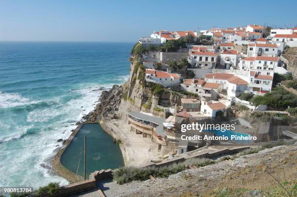 city next to sea, azenhas do mar colores, portugal - azenhas do mar imagens e fotografias de stock