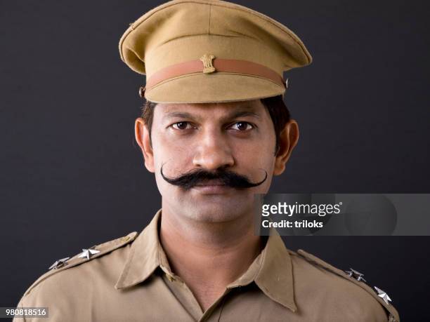 indiase politie man in uniform - indian police officer image with uniform stockfoto's en -beelden