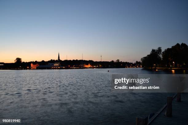 motala harbour by night - ström imagens e fotografias de stock