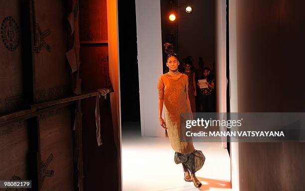 Model Victor Rushes 1,122 India Fashion Model Backstage Stock Photos, High-Res Pictures ...